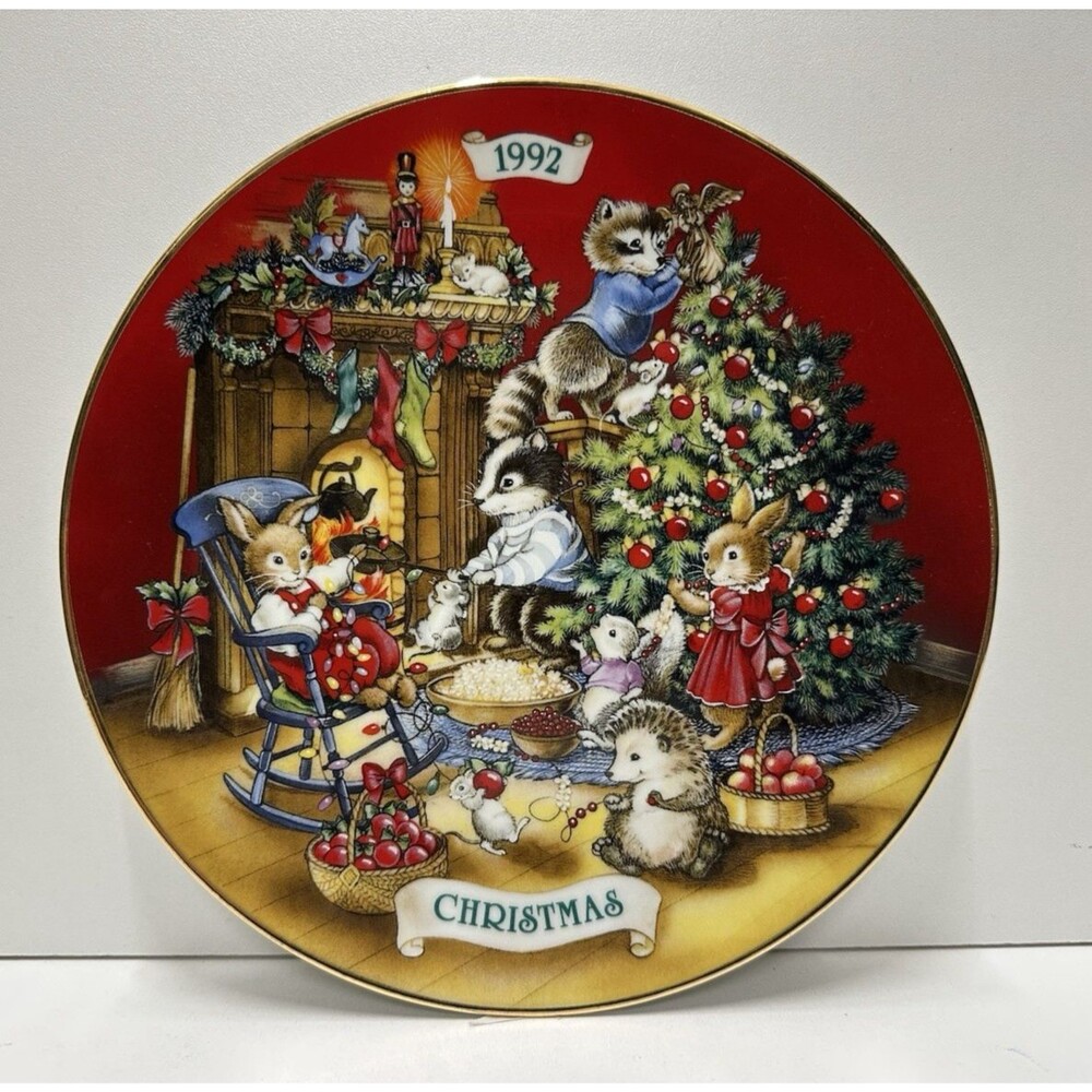 Avon Christmas Plate 1992 "Sharing Christmas with Friends" 22k Gold Trim vintage